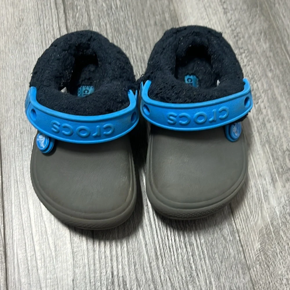 Crocs Kids Gray and Blue Clogs with removable fuzzy inserts / size C6